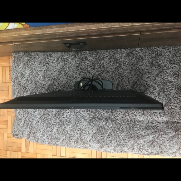 Small Insignia TV - Picture 4 of 11